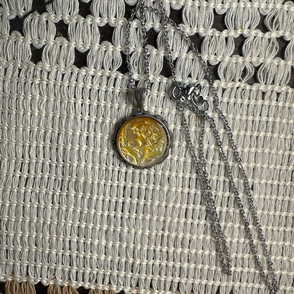 Round Shell with Girl and Feather/Flowers Carving Silver 925 Case and Chain - Picture 8 of 11